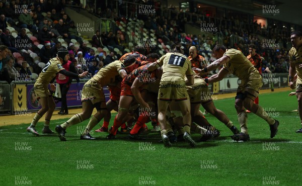 141225 - Dragons RFC v Lyon Olympique Universitaire, EPCR Challenge Cup - Dragons power over for for their second try