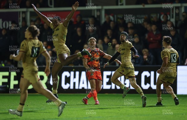 141225 - Dragons RFC v Lyon Olympique Universitaire, EPCR Challenge Cup - Angus O’Brien of Dragons kicks the winning conversion