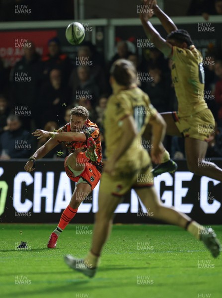 141225 - Dragons RFC v Lyon Olympique Universitaire, EPCR Challenge Cup - Angus O’Brien of Dragons kicks the winning conversion
