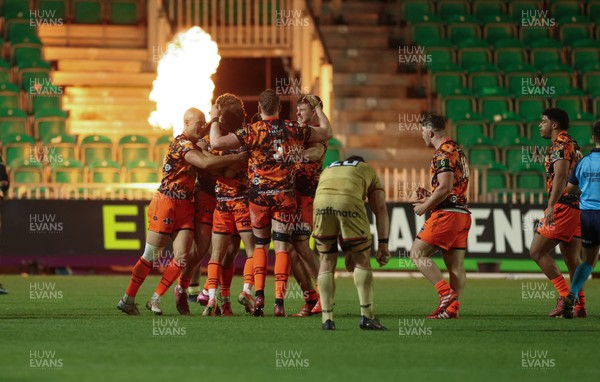 141225 - Dragons RFC v Lyon Olympique Universitaire, EPCR Challenge Cup - Dragons players celebrate on the final whistle