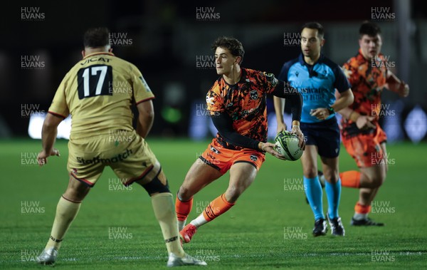 141225 - Dragons RFC v Lyon Olympique Universitaire, EPCR Challenge Cup - Che Hope of Dragons breaks away