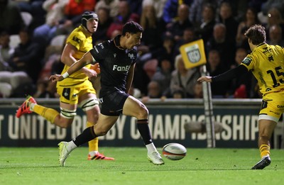 091026 - Dragons RFC v Ospreys - United Rugby Championship - Lalakai Foketi of Ospreys 