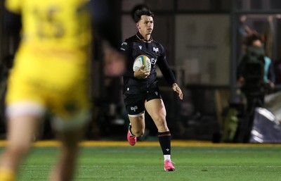 091026 - Dragons RFC v Ospreys - United Rugby Championship - Tom Rogers of Ospreys 