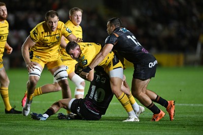 091026 - Dragons RFC v Ospreys - United Rugby Championship - Elliot Dee of Dragons is challenged by Evardi Boshoff of Ospreys