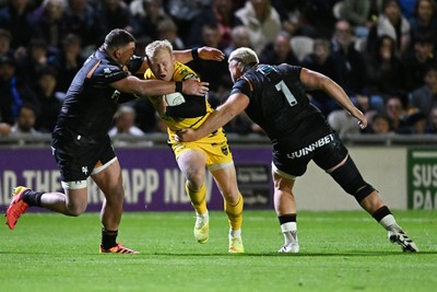 091026 - Dragons RFC v Ospreys - United Rugby Championship - Tinus De Beer of Dragons is challenged by Gareth Thomas of Ospreys