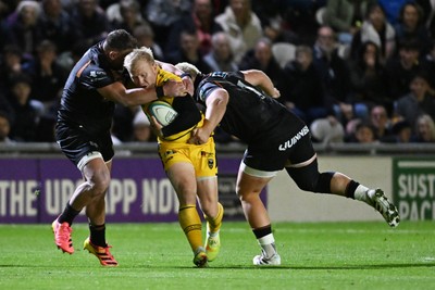 091026 - Dragons RFC v Ospreys - United Rugby Championship - Tinus De Beer of Dragons is challenged by Gareth Thomas of Ospreys
