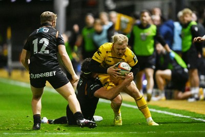 091026 - Dragons RFC v Ospreys - United Rugby Championship - Tinus De Beer of Dragons is challenged by Liam Wright of Ospreys