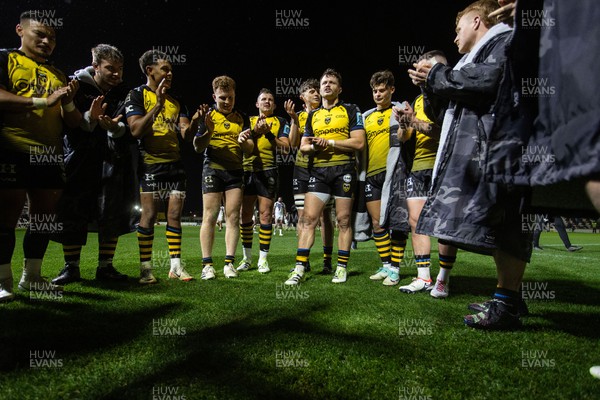 181123 - Dragons RFC v Ospreys - United Rugby Championship - Steff Hughes of Dragons leads the team huddle