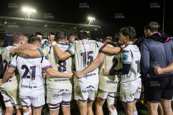 181123 - Dragons RFC v Ospreys - United Rugby Championship - Ospreys team huddle