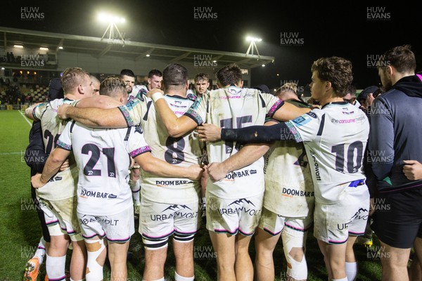 181123 - Dragons RFC v Ospreys - United Rugby Championship - Ospreys team huddle