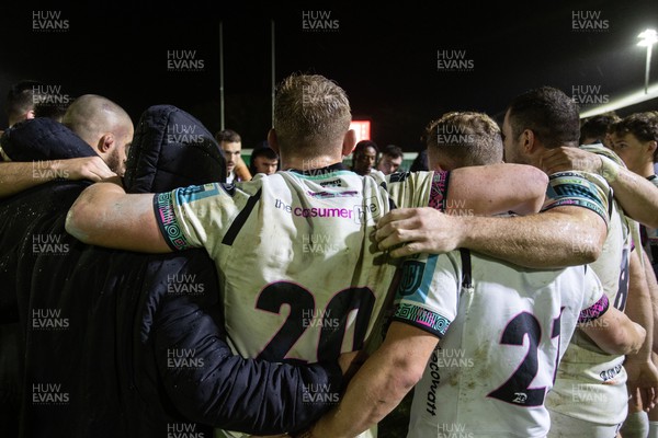 181123 - Dragons RFC v Ospreys - United Rugby Championship - Ospreys team huddle