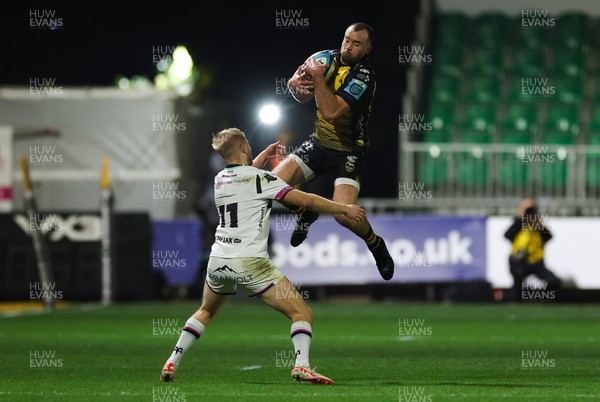 181123 - Dragons RFC v Ospreys, BKT United Rugby Championship - Cai Evans of Dragons takes the ball as Mat Protheroe of Ospreys closes in