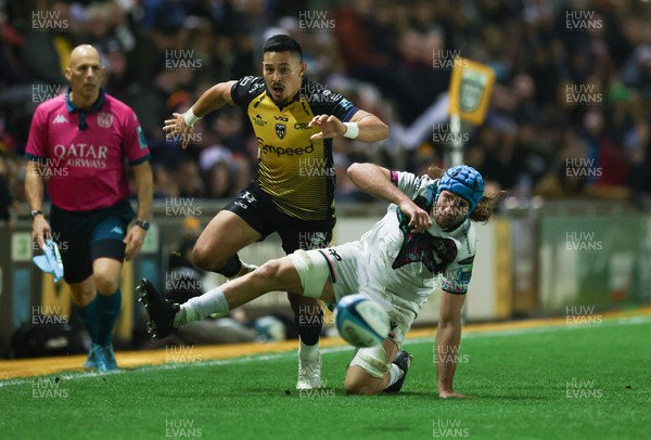 181123 - Dragons RFC v Ospreys, BKT United Rugby Championship - Sio Tomkinson of Dragons kicks the ball past Justin Tipuric of Ospreys