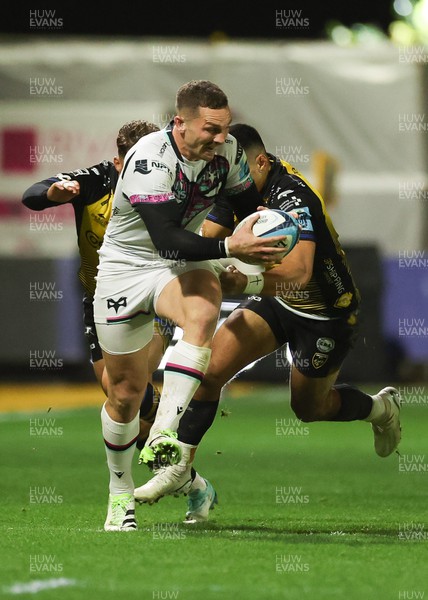 181123 - Dragons RFC v Ospreys, BKT United Rugby Championship - George North of Ospreys is held by Sio Tomkinson of Dragons