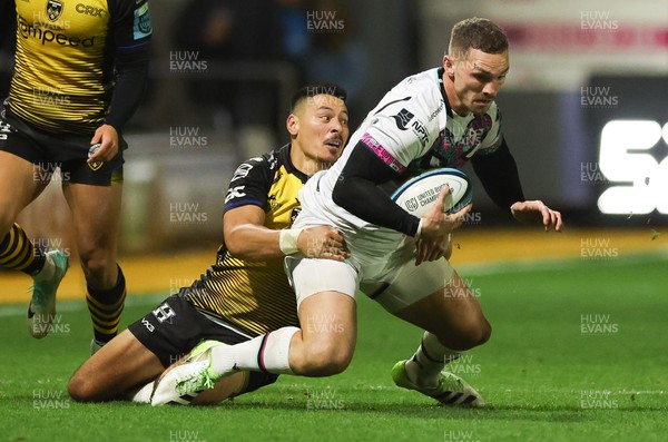 181123 - Dragons RFC v Ospreys, BKT United Rugby Championship - George North of Ospreys is held by Sio Tomkinson of Dragons