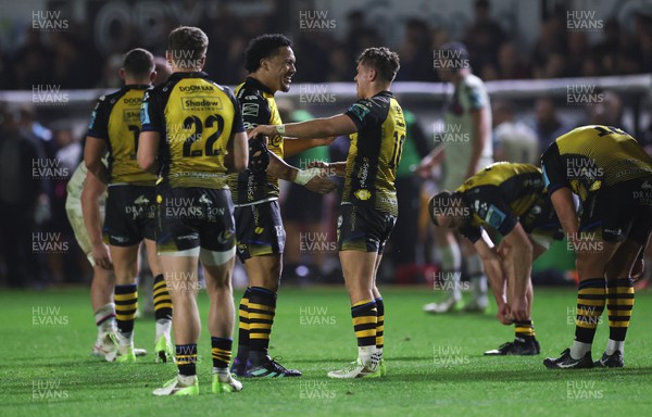 181123 - Dragons RFC v Ospreys, BKT United Rugby Championship - Aki Seiuli of Dragons and Will Reed of Dragons celebrate at the end of the match