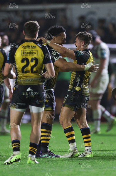 181123 - Dragons RFC v Ospreys, BKT United Rugby Championship - Aki Seiuli of Dragons and Will Reed of Dragons celebrate at the end of the match