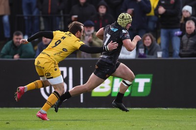 251025 - Newport RFC v Ospreys, United Rugby Championship - Harri Deaves of Ospreys races in to score try