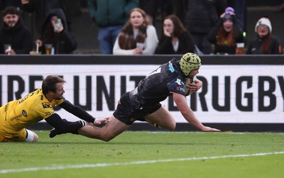 251025 - Newport RFC v Ospreys, United Rugby Championship - Harri Deaves of Ospreys races in to score try