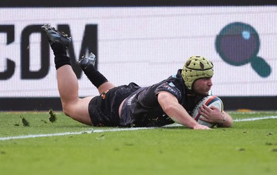 251025 - Newport RFC v Ospreys, United Rugby Championship - Harri Deaves of Ospreys races in to score try
