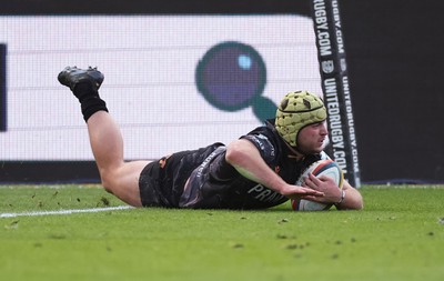 251025 - Newport RFC v Ospreys, United Rugby Championship - Harri Deaves of Ospreys races in to score try