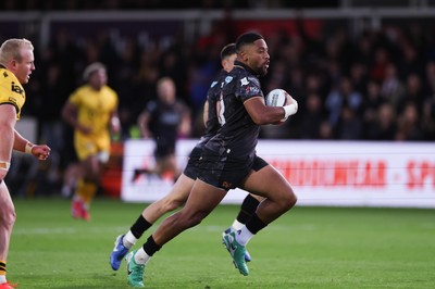 251025 - Newport RFC v Ospreys, United Rugby Championship - Phil Cokanasiga of Ospreys races in to score try