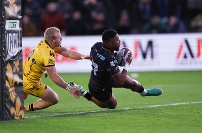 251025 - Newport RFC v Ospreys, United Rugby Championship - Phil Cokanasiga of Ospreys races in to score try