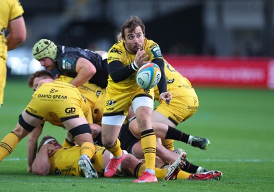 251025 - Newport RFC v Ospreys, United Rugby Championship - Rhodri Williams of Dragons feeds the ball out