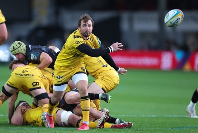 251025 - Newport RFC v Ospreys, United Rugby Championship - Rhodri Williams of Dragons feeds the ball out