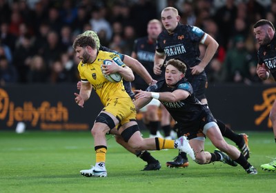251025 - Newport RFC v Ospreys, United Rugby Championship - Thomas Young of Dragons breaks away
