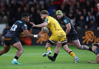 251025 - Newport RFC v Ospreys, United Rugby Championship - Thomas Young of Dragons breaks away