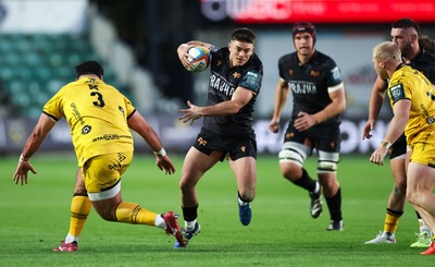 251025 - Newport RFC v Ospreys, United Rugby Championship - Reuben Morgan-Williams of Ospreys takes on Chris Coleman of Dragons and Tinus de Beer of Dragons