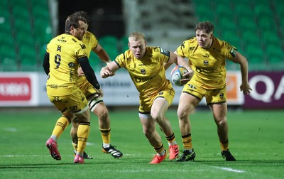 251025 - Newport RFC v Ospreys, United Rugby Championship - Tinus de Beer of Dragons breaks away
