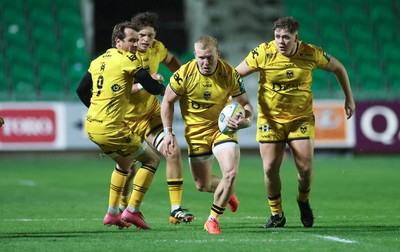 251025 - Newport RFC v Ospreys, United Rugby Championship - Tinus de Beer of Dragons breaks away
