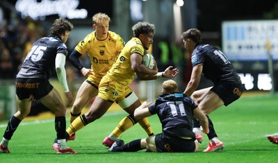 251025 - Newport RFC v Ospreys, United Rugby Championship - Fine Inisi of Dragons looks to attack
