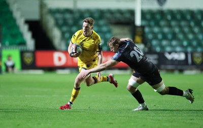 251025 - Newport RFC v Ospreys, United Rugby Championship - Angus O’Brien of Dragons attacks
