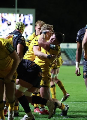 251025 - Newport RFC v Ospreys, United Rugby Championship - Dragons celebrate as Oli Burrows of Dragons powers over to score try