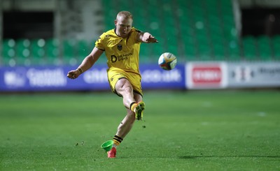 251025 - Newport RFC v Ospreys, United Rugby Championship - Tinus de Beer of Dragons misses a conversion late in the game