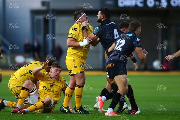 251025 - Dragons RFC v Ospreys - United Rugby Championship - Wyn Jones of Dragons and Rhys Davies of Ospreys square up during a heated exchange