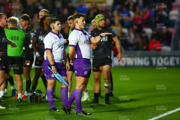 251025 - Dragons RFC v Ospreys - United Rugby Championship - Referee Ben Breakspear and his assistant Adam Jones (L) confer with the TMO