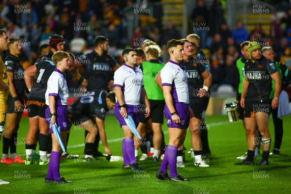 251025 - Dragons RFC v Ospreys - United Rugby Championship - Referee Ben Breakspear and his assistants Amber Stamp Dunstan (L) and Adam Jones confer with the TMO