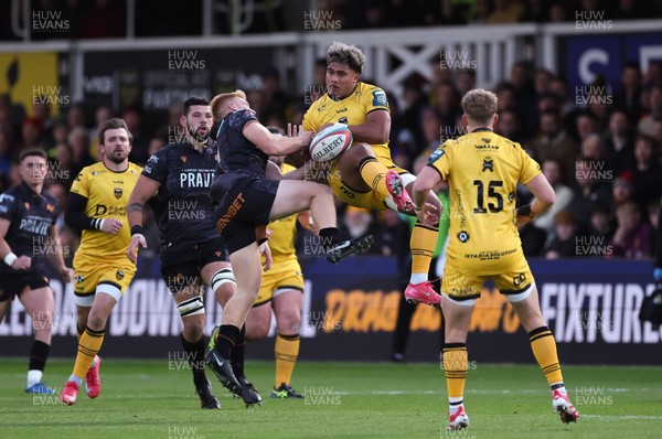251025 - Newport RFC v Ospreys, United Rugby Championship - Iestyn Hopkins of Ospreys and Fine Inisi of Dragons compete for the ball