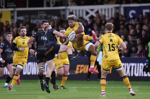 251025 - Newport RFC v Ospreys, United Rugby Championship - Iestyn Hopkins of Ospreys and Fine Inisi of Dragons compete for the ball