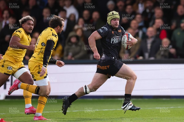 251025 - Newport RFC v Ospreys, United Rugby Championship - Harri Deaves of Ospreys races in to score try
