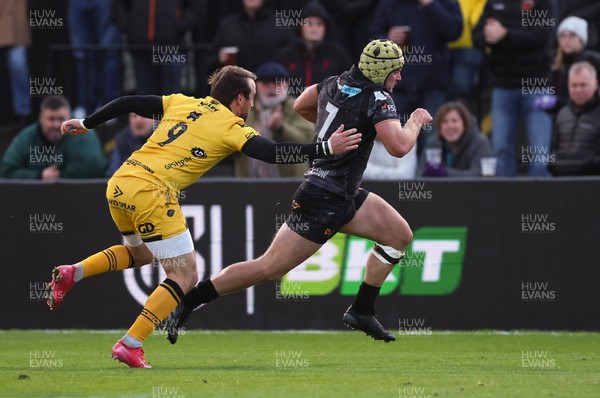 251025 - Newport RFC v Ospreys, United Rugby Championship - Harri Deaves of Ospreys races in to score try