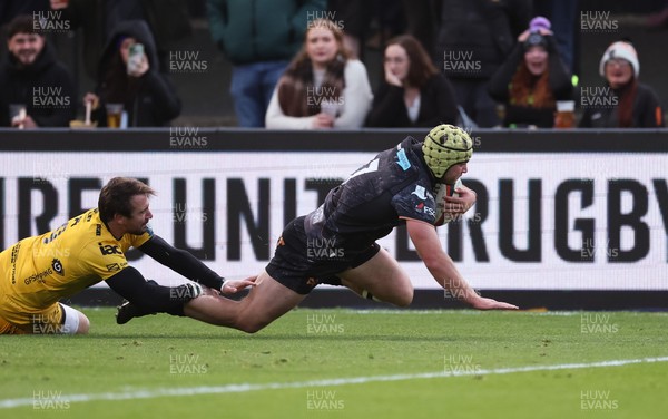 251025 - Newport RFC v Ospreys, United Rugby Championship - Harri Deaves of Ospreys races in to score try