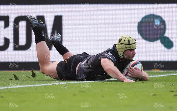 251025 - Newport RFC v Ospreys, United Rugby Championship - Harri Deaves of Ospreys races in to score try