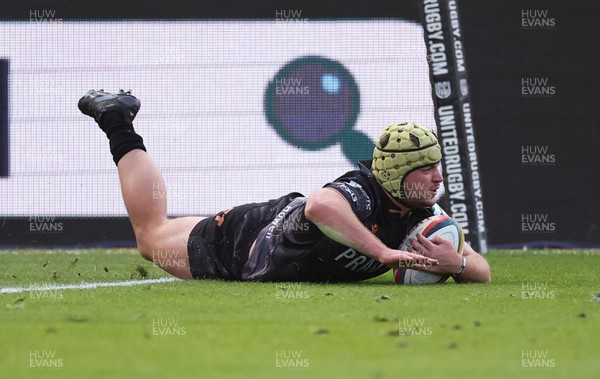 251025 - Newport RFC v Ospreys, United Rugby Championship - Harri Deaves of Ospreys races in to score try