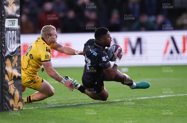 251025 - Newport RFC v Ospreys, United Rugby Championship - Phil Cokanasiga of Ospreys races in to score try