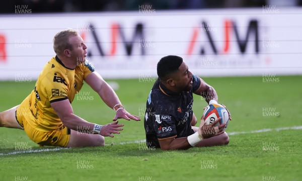 251025 - Newport RFC v Ospreys, United Rugby Championship - Phil Cokanasiga of Ospreys races in to score try